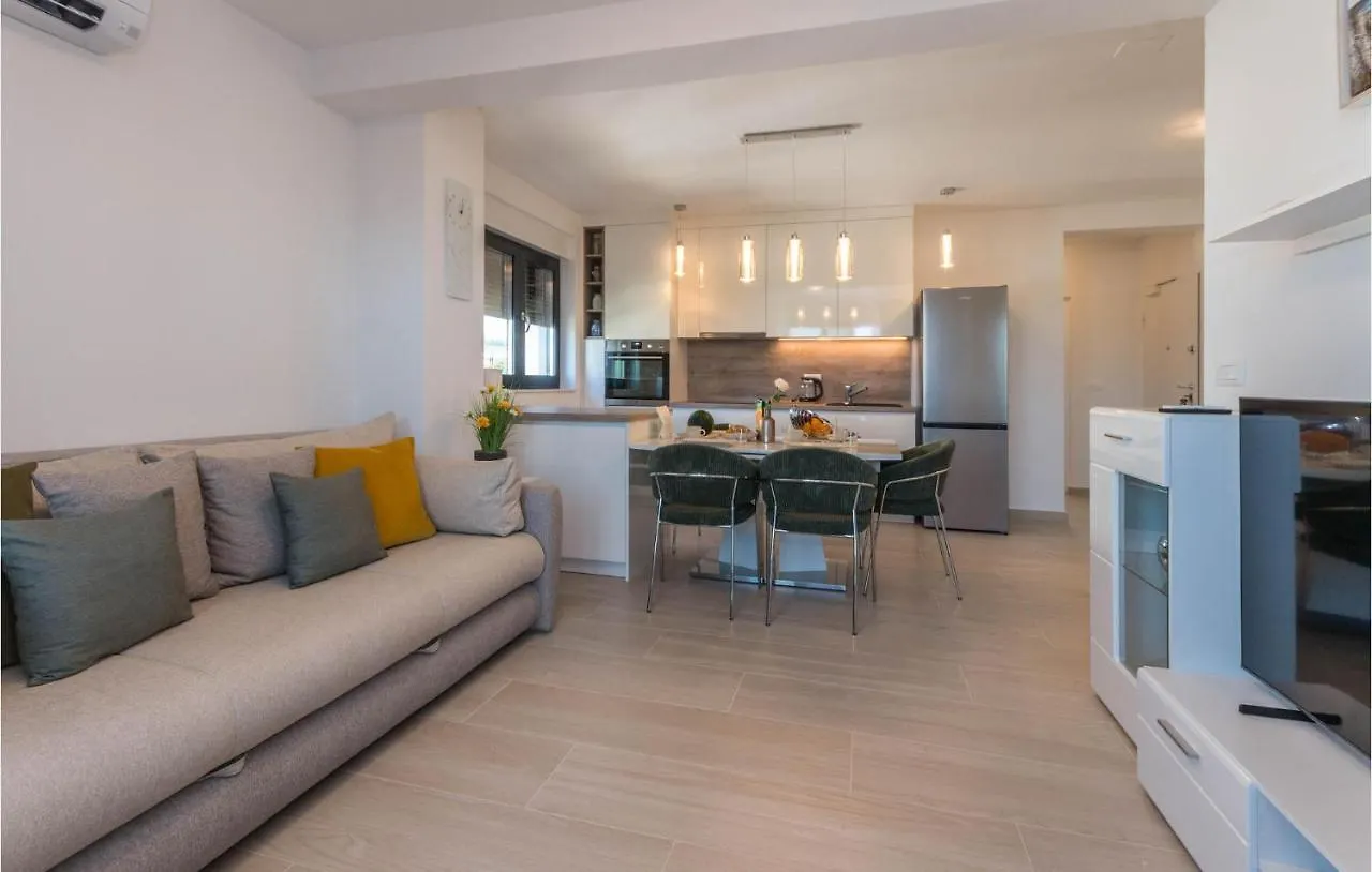 Gorgeous Apartment In Turanj With Jacuzzi