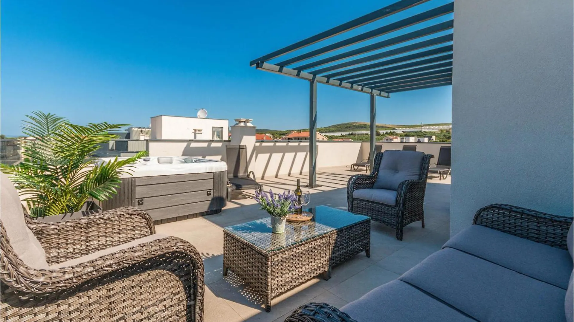 Gorgeous Apartment In Turanj With Jacuzzi 0*,