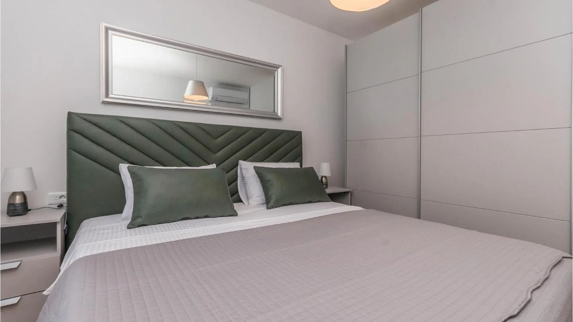 Gorgeous Apartment In Turanj With Jacuzzi 0*,