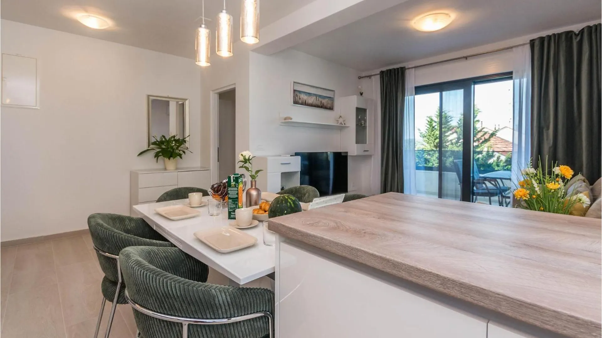 Gorgeous Apartment In Turanj With Jacuzzi